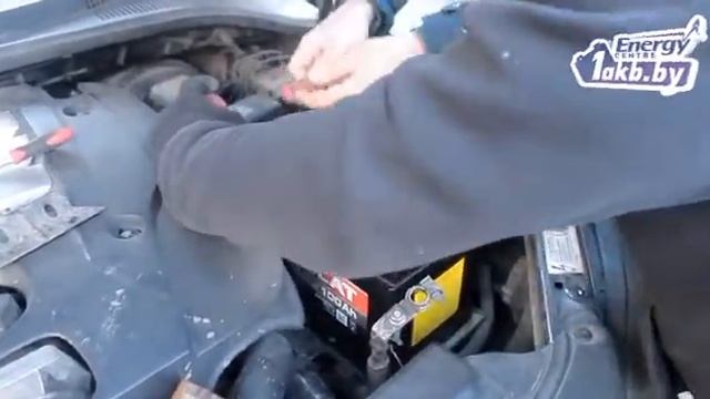 Замена аккумулятора на Kia Sorento 2005 2.5 смотреть онлайн
