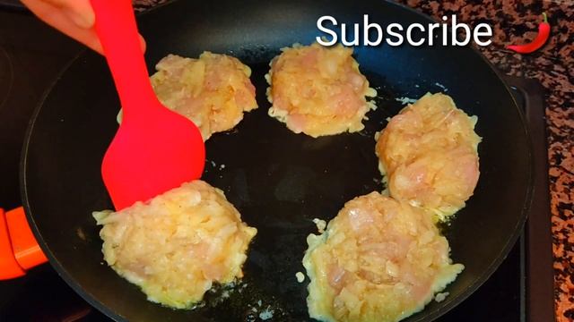 Куриная грудка, картофель, лук и вкусный ужин из одной сковороды для всей семьи смотреть онлайн