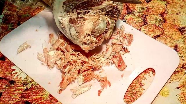 Стругание мороженого мяса позволяет экономно его расходовать и готовить быстро. смотреть онлайн