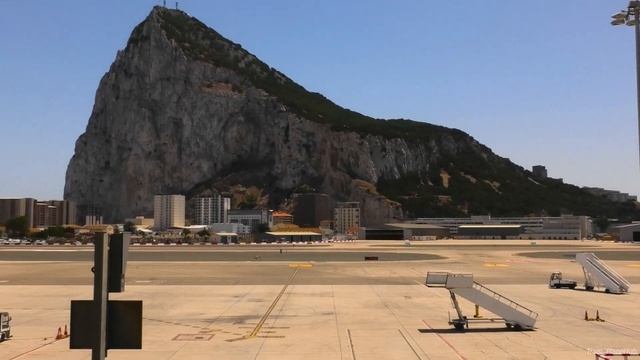 Extreme Airport Gibraltar! Planespotting @ GIB - Road Crosses The Runway! смотреть онлайн