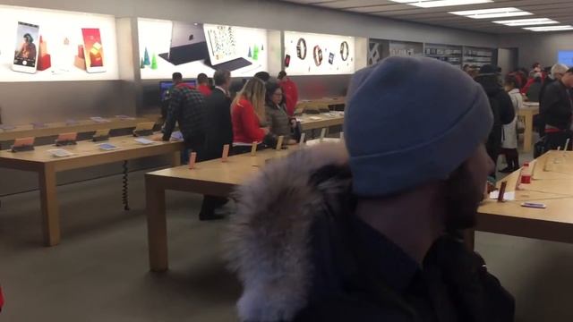 Apple Store Toronto. Как будто айфоны бесплатно раздают