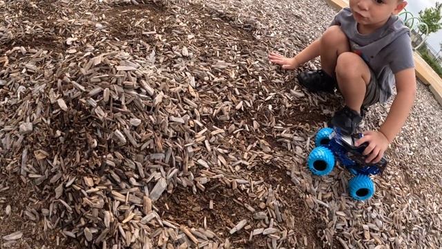 MONSTER JAM TOY TRUCKS PLAY AT THE PARK! ? Grave Digger & Son Of Grave Digger - Epic Adventure! смотреть онлайн