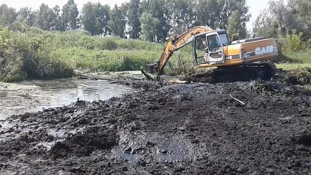 Чистка канала экскаватором