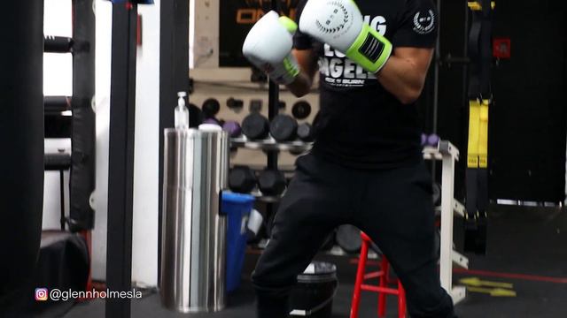 Best Way to Improve Your Footwork on the Heavy Bag смотреть онлайн