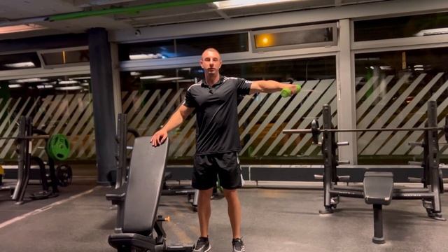 Махи гантелями на среднюю дельту — техника выполнения упражнения смотреть онлайн