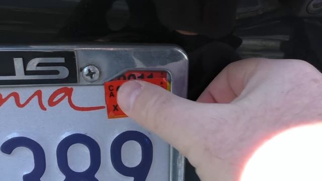 США 2325: Приклеен яркий стикер на знаке номерном. Пусть знает вся Америка... смотреть онлайн