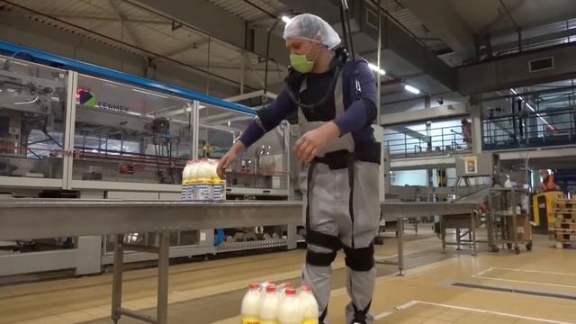 ProEXO тестирует промышленный экзоскелет на заводе Danone. смотреть онлайн