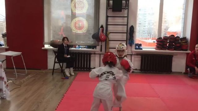 Второй турнир по ТХЭКВОНДО в 5 лет. Спарринг смотреть онлайн