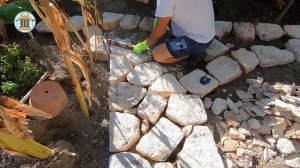 Дорожку из камня кладем на землю