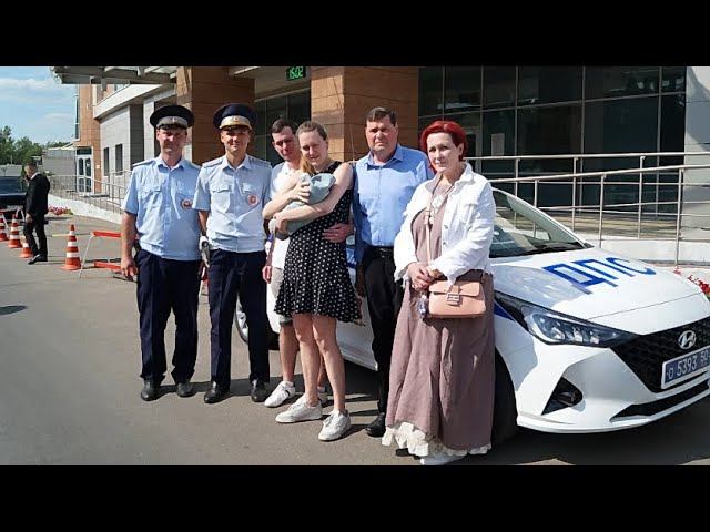 Сотрудники подмосковной Госавтоинспекции оказали помощь девушке, у которой начались роды смотреть онлайн