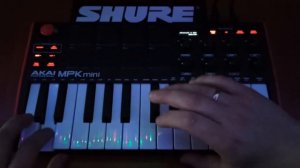 Посмотрим на миди-контроллер AKAI Pro MPK mini!