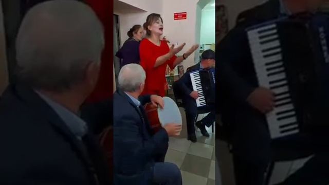 Хава Алиева Девушка в красном - замечательное выступление с живым голосом Хорошие даргинские песни смотреть онлайн
