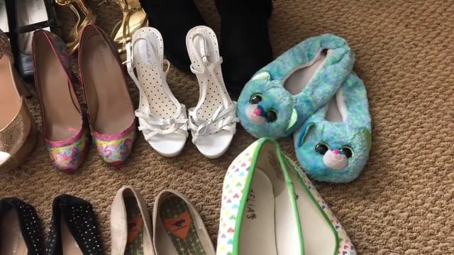 When a Hoarder TRIES to do an Extreme KonMari Method with Shoes Closet DeClutter Part 3 смотреть онлайн