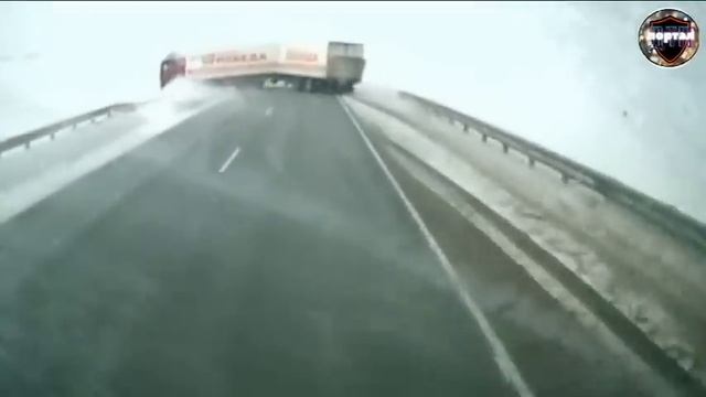 Зимний умысел: момент жёсткого ДТП трёх фур в Оренбургской области смотреть онлайн