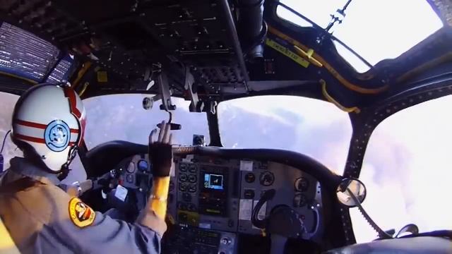 Cockpit View: Firefighting Airplane Working A Wildfire смотреть онлайн
