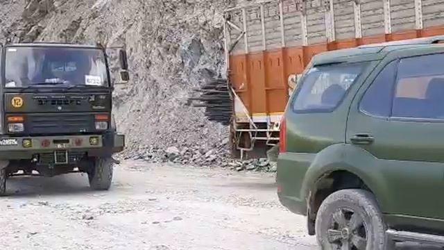 India-China standoff deepens, Army convoys heading to Ladakh смотреть онлайн