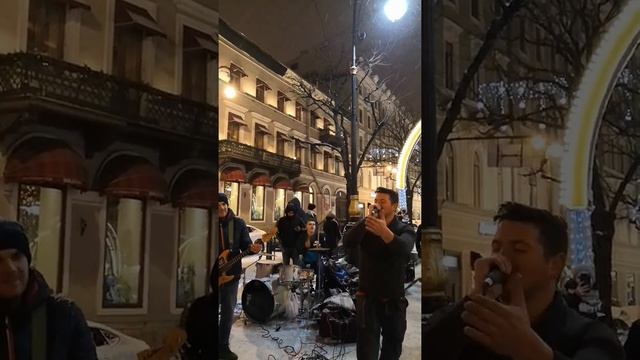 Уличные музыканты Санкт-Петербурга поют песню Ласкового Мая под новый год на новый лад... ??? смотреть онлайн