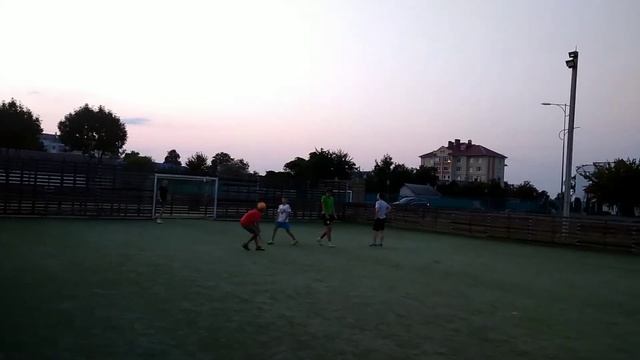 Вечерняя футбольная разминка на поле. смотреть онлайн