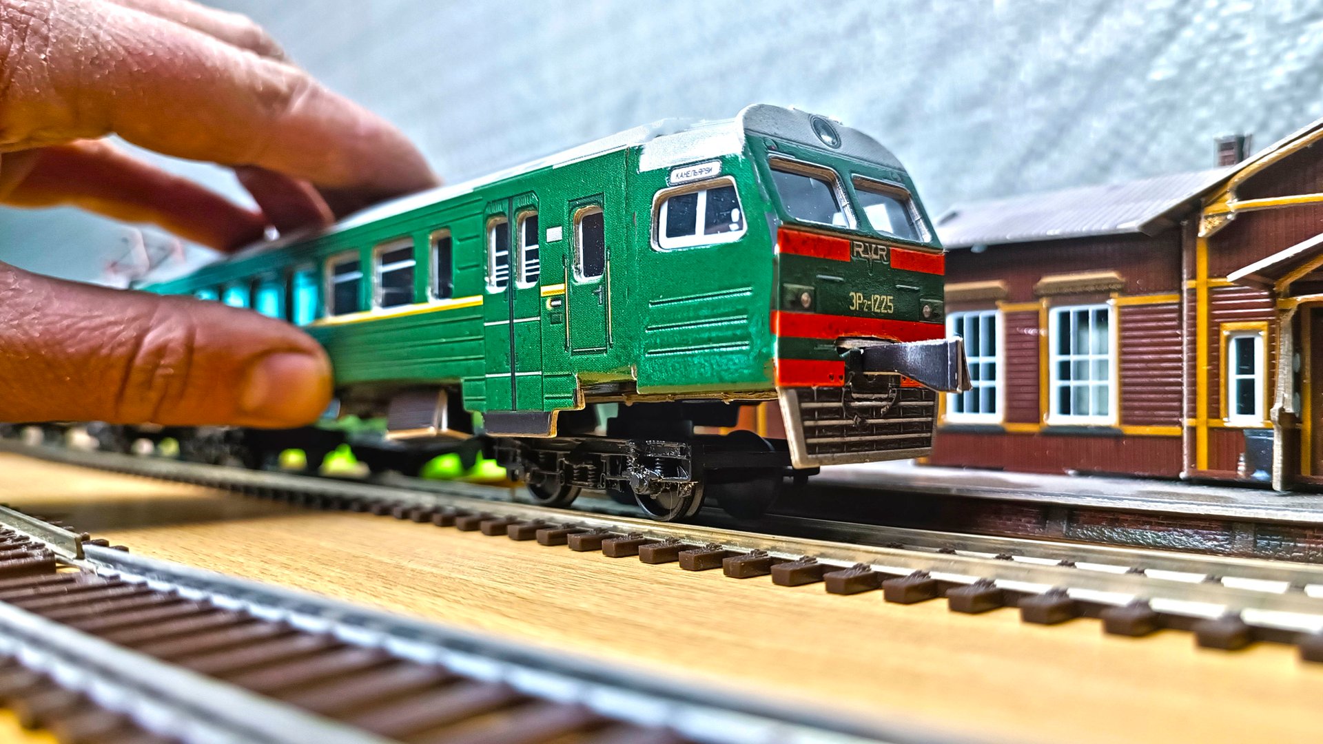 Моделька поезда ЭЛЕКТРИЧКА С ВАГОНАМИ! Макет железной дороги. смотреть онлайн