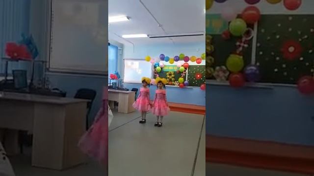 Близнецы поют песню смотреть онлайн