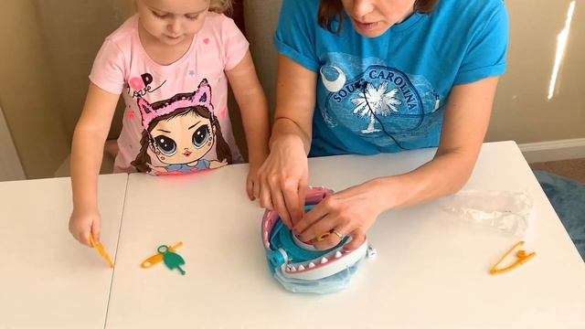 Shark Bite Game Fun Challenge! У Сладаы с мамой ЧЕЛЛЕНДЖ, ОБХИТРИТЬ АКУЛУ!!! смотреть онлайн