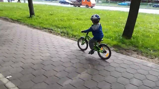 Egor 4,5 old first bike frog48 sat down and drove смотреть онлайн