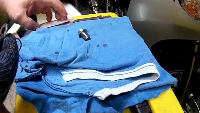 Changing Engine Oil of Honda Click V1 V2 смотреть онлайн