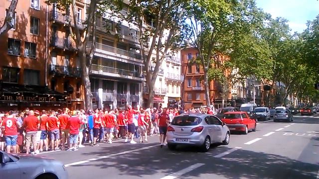 Фанаты сборной Уэльса играют в футбол перед матчем с Россией смотреть онлайн