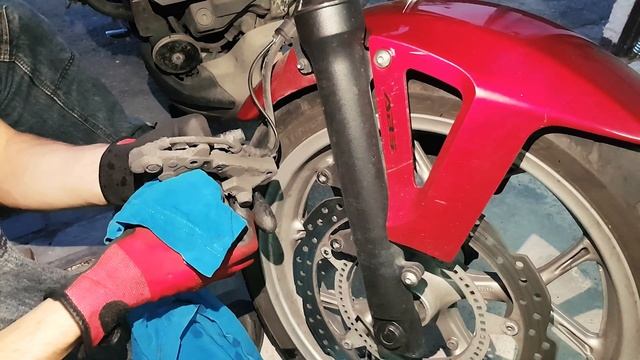 Pro at work ;) Первая #замена передних тормозных колодок на #NC750x после 44300km на оригинале смотреть онлайн