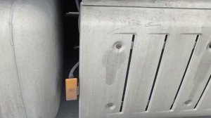 Где находится штуцер шланга подкачки mercedes actros 1845. Под маской капота, справа сверху.