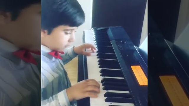 Play piano by a six years old child смотреть онлайн