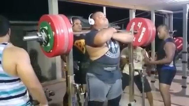 Джеза Уэппа, приседания со штангой на груди в наколенниках - 350 кг!!! смотреть онлайн