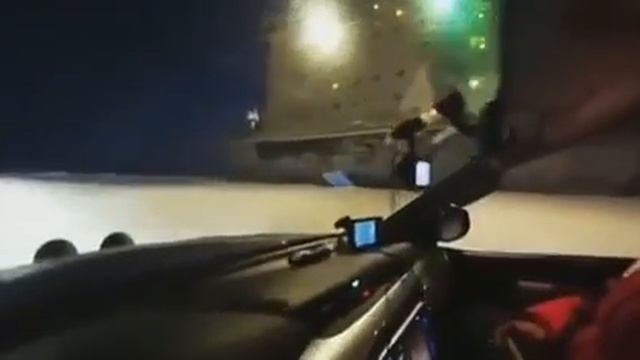 машина обгоняет ледокол смотреть онлайн