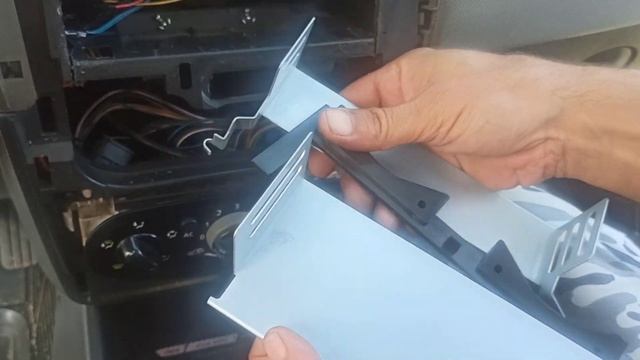 УСТАНОВКА МАГНИТОЛЫ В Renault Sandero | Сандерик?? смотреть онлайн