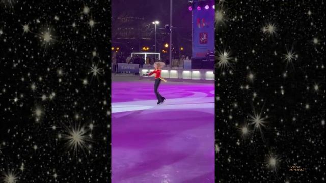 Евгений Плющенко вместе с сыном Александром открыли зимний сезон на катке в парке Горького смотреть онлайн