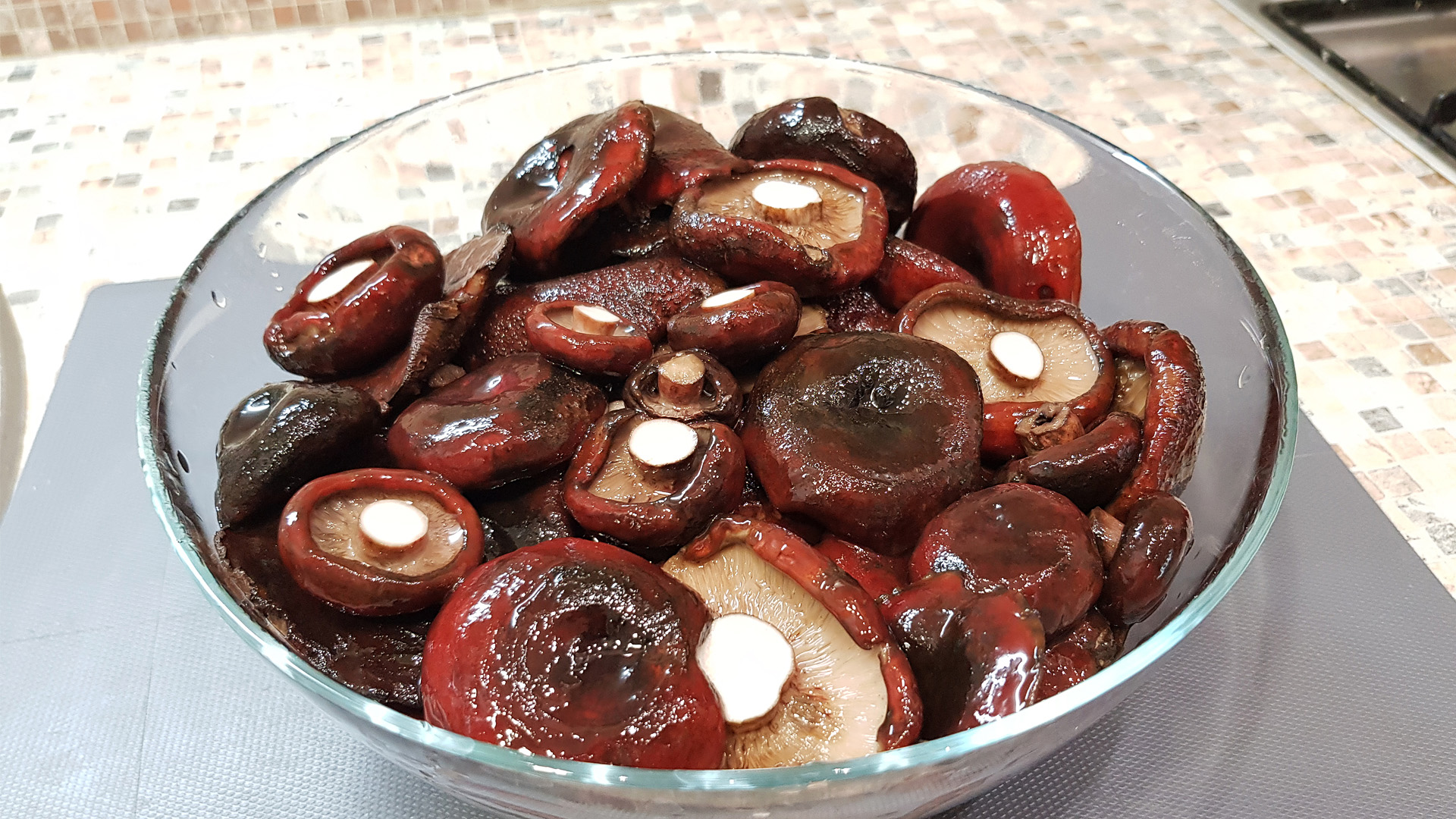 КАК солить ЧЕРНЫЕ грузди ХОЛОДНЫМ способом. Квашеные грузди. смотреть онлайн