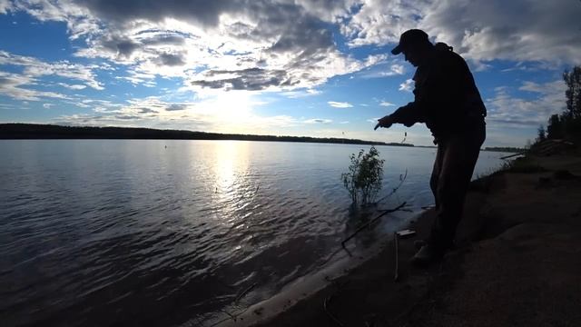 ДВЕ РЫБЫ за ОДНУ ПОКЛЁВКУ| Летняя рыбалка на РЕЗИНКИ c НОЧЁВКОЙ | Ловля на ДЖИГ с лодки смотреть онлайн