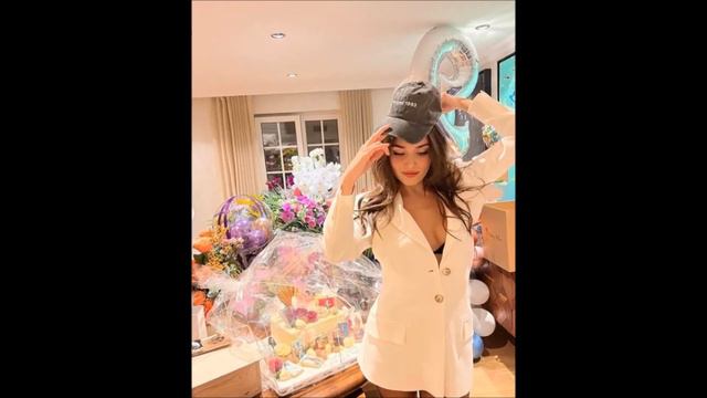Hande Erçel es capaz de superar los malos momentos que ha vivido consiguiendo apoyo. смотреть онлайн