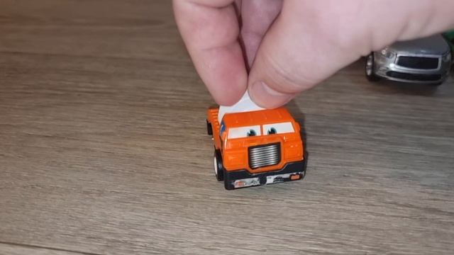 Игрушечная машинка со сломанным колесом. Бетономешалка смотреть онлайн