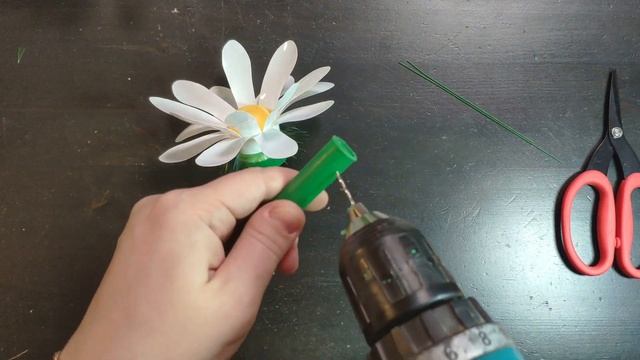 Как сделать ромашки из пластиковых бутылок. смотреть онлайн