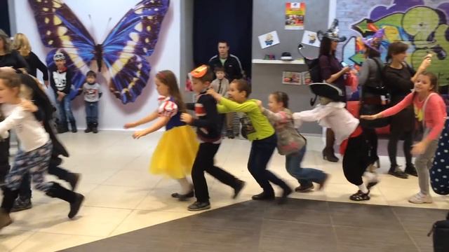 Празднуем Хэллоуин на выставке 3D иллюзий. смотреть онлайн