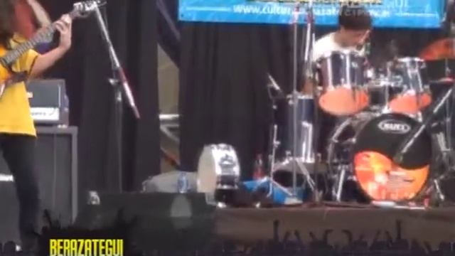 ¨Medea¨ en Berazategui Rock 2011 смотреть онлайн