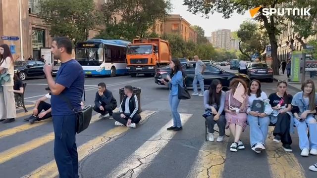 Протестующие студенты из Нагорного Карабаха перекрыли и ведущую к Площади Республики улицу Амиряна смотреть онлайн
