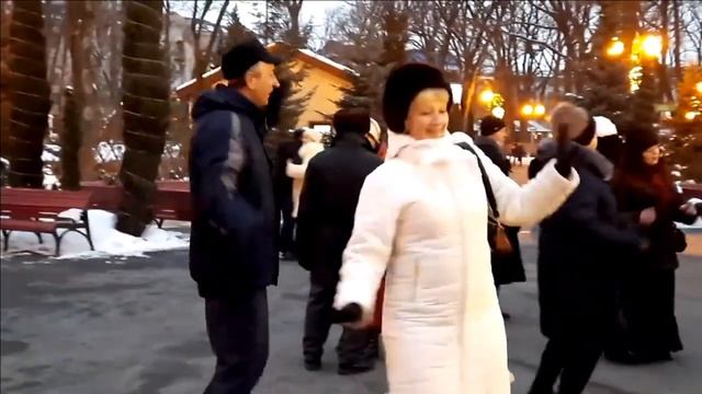 РОЗЫ В ФЕВРАЛЕ ПОДАРЮ ТЕБЕ ТАНЦЫ В ПАРКЕ ГОРЬКОГО смотреть онлайн