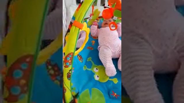 Ребенок полтора месяца играет с игрушками смотреть онлайн