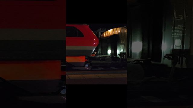 Именно так происходит смена локомотива в поездах дальнего следования. смотреть онлайн