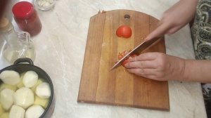 Курица в казане с картошкой и овощами.