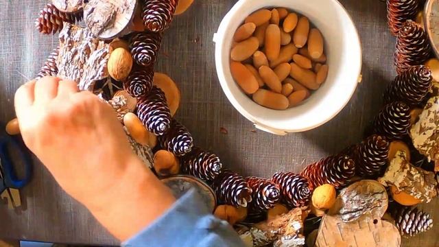 Christmas wreath decorating idea/Венок из шишек и природных материалов смотреть онлайн