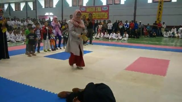 Usai memberi sambutan Anaway Anis Matta diserang Guru Bela Dirinya смотреть онлайн