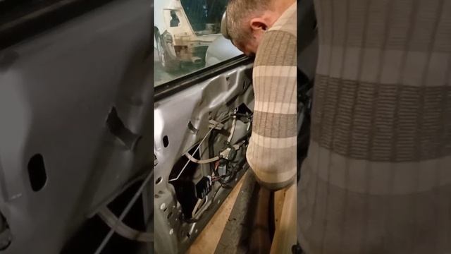 Установка доводчика стеклоподъемников на Dodge Caravan IV смотреть онлайн